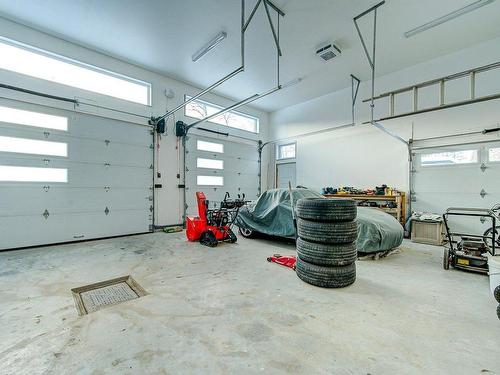 Garage - 61 Mtée Des Chevreuils, Chute-Saint-Philippe, QC - Indoor Photo Showing Garage