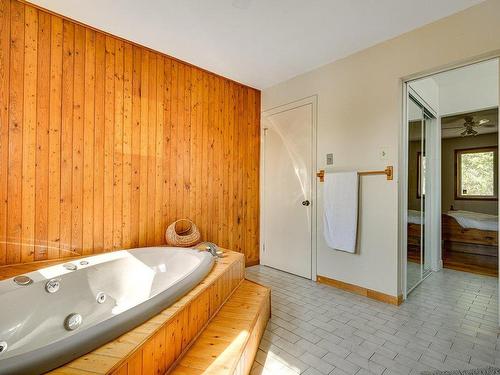 Ensuite bathroom - 19 Av. Des Ardennes, Estérel, QC - Indoor Photo Showing Bathroom