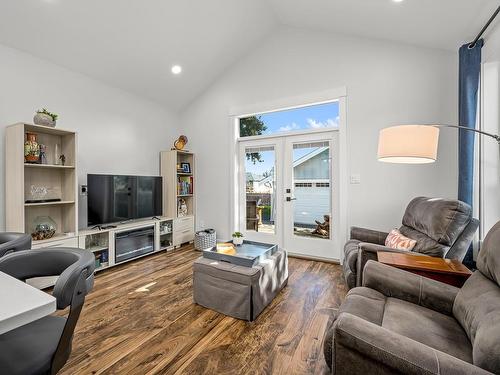 4021 Allview Dr, Bowser, BC - Indoor Photo Showing Living Room