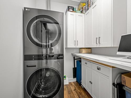 4021 Allview Dr, Bowser, BC - Indoor Photo Showing Laundry Room