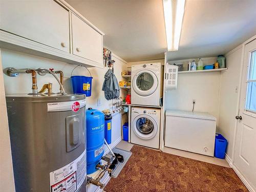 326 Birchgrove Road, Blindfold Lake, Kenora, ON - Indoor Photo Showing Laundry Room