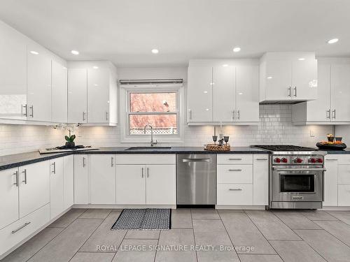 356 Kennedy St W, Aurora, ON - Indoor Photo Showing Kitchen With Upgraded Kitchen
