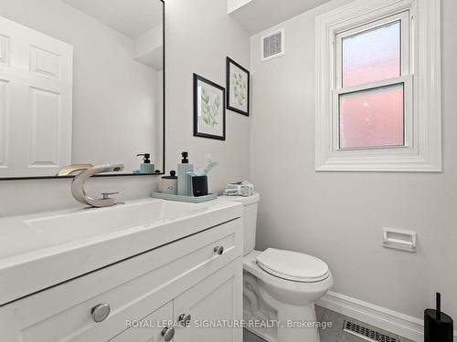 356 Kennedy St W, Aurora, ON - Indoor Photo Showing Bathroom