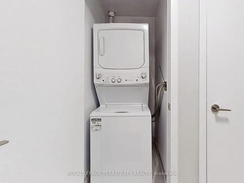 905-2221 Yonge St, Toronto, ON - Indoor Photo Showing Laundry Room