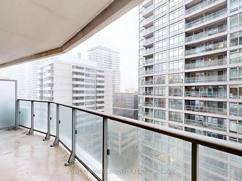 905-2221 Yonge St, Toronto, ON - Outdoor With Balcony With Exterior