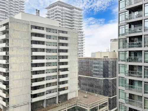 905-2221 Yonge St, Toronto, ON - Outdoor With Balcony With Facade
