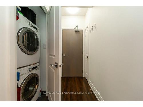 905-7165 Yonge St, Markham, ON - Indoor Photo Showing Laundry Room