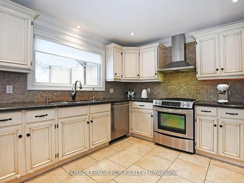 142 Timberline Tr, Aurora, ON - Indoor Photo Showing Kitchen With Double Sink