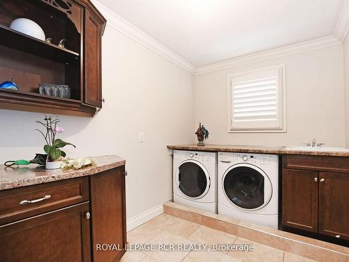 142 Timberline Tr, Aurora, ON - Indoor Photo Showing Laundry Room