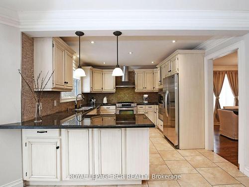 142 Timberline Tr, Aurora, ON - Indoor Photo Showing Kitchen With Stainless Steel Kitchen