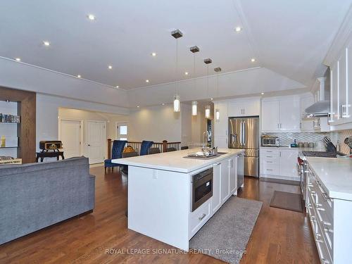 10 Birchard Blvd, East Gwillimbury, ON - Indoor Photo Showing Kitchen With Upgraded Kitchen