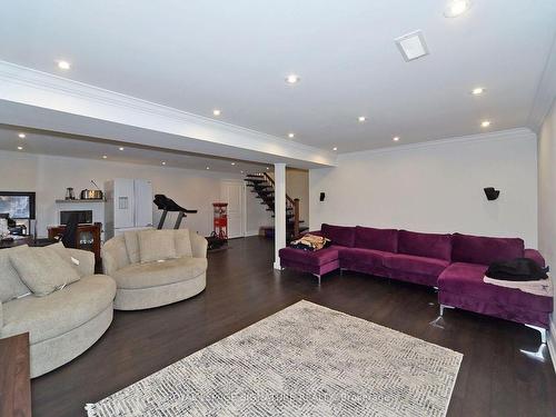10 Birchard Blvd, East Gwillimbury, ON - Indoor Photo Showing Living Room