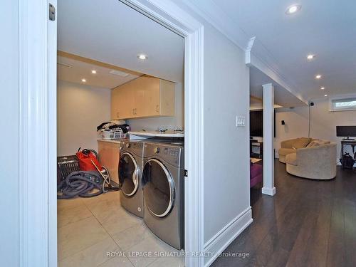 10 Birchard Blvd, East Gwillimbury, ON - Indoor Photo Showing Laundry Room