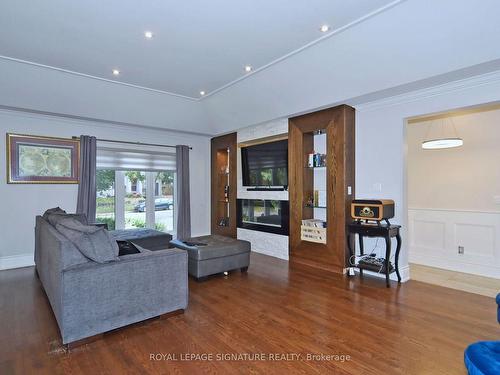 10 Birchard Blvd, East Gwillimbury, ON - Indoor Photo Showing Living Room
