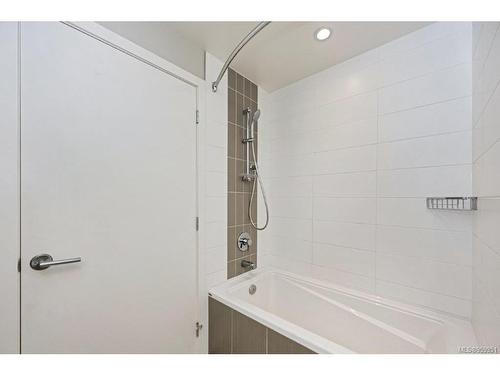 303-640 Michigan St, Victoria, BC - Indoor Photo Showing Bathroom