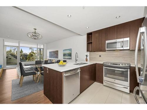 303-640 Michigan St, Victoria, BC - Indoor Photo Showing Kitchen