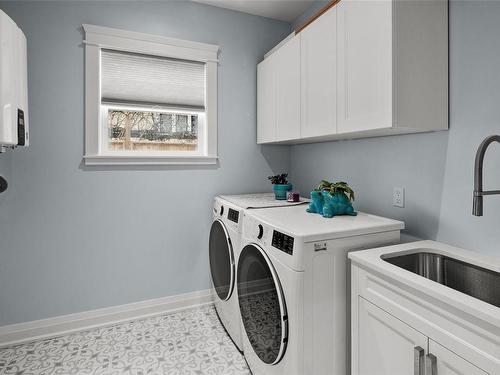 1044 Clarke Rd, Central Saanich, BC - Indoor Photo Showing Laundry Room