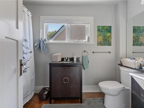 62 Cambridge St, Victoria, BC - Indoor Photo Showing Bathroom