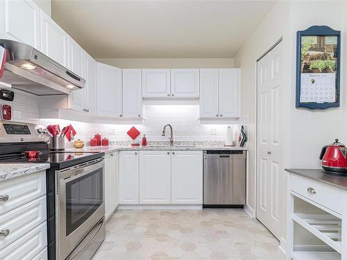 411-5620 Edgewater Lane, Nanaimo, BC - Indoor Photo Showing Kitchen