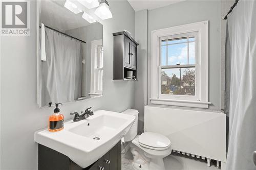 379 London Road, Sarnia, ON - Indoor Photo Showing Bathroom