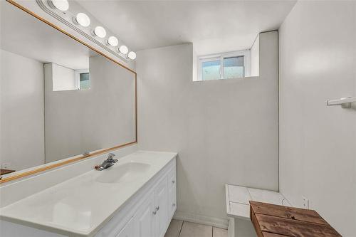 37 Spruceside Avenue, Hamilton, ON - Indoor Photo Showing Bathroom