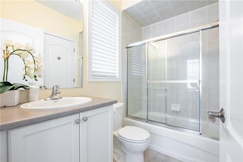 64 Morris Trail, Welland, ON - Indoor Photo Showing Bathroom