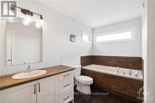 617 Cobalt Street, Clarence-Rockland, ON - Indoor Photo Showing Bathroom