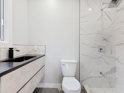 Bathroom - 2278 Rue Mantha, Montréal (Saint-Laurent), QC - Indoor Photo Showing Bathroom