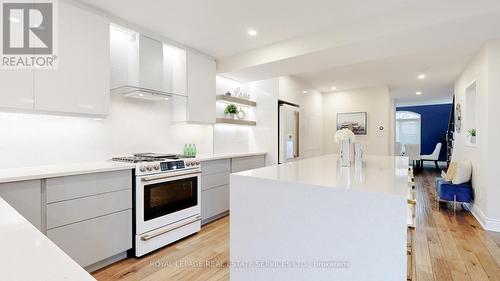 2305 Pine Glen Rd, Oakville, ON - Indoor Photo Showing Kitchen With Upgraded Kitchen