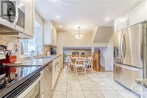 49 Rich Little Drive, Ottawa, ON - Indoor Photo Showing Kitchen With Upgraded Kitchen