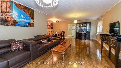 666 Lakelands Avenue, Innisfil, ON - Indoor Photo Showing Living Room