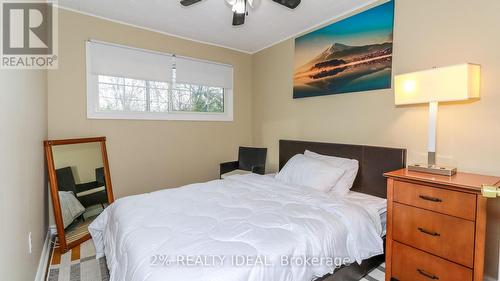 666 Lakelands Avenue, Innisfil, ON - Indoor Photo Showing Bedroom