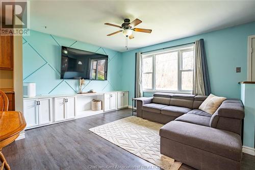 13320 Base Line, Thamesville, ON - Indoor Photo Showing Living Room