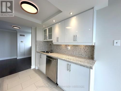 1009 - 7601 Bathurst Street, Vaughan, ON - Indoor Photo Showing Kitchen With Double Sink With Upgraded Kitchen