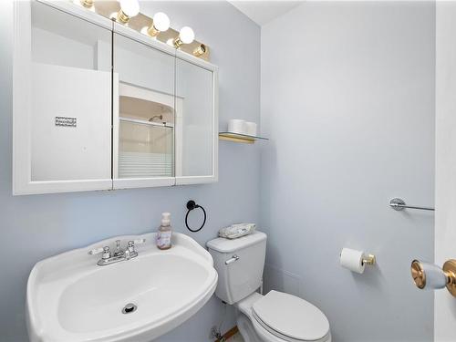 6222 Fern Rd, Port Alberni, BC - Indoor Photo Showing Bathroom