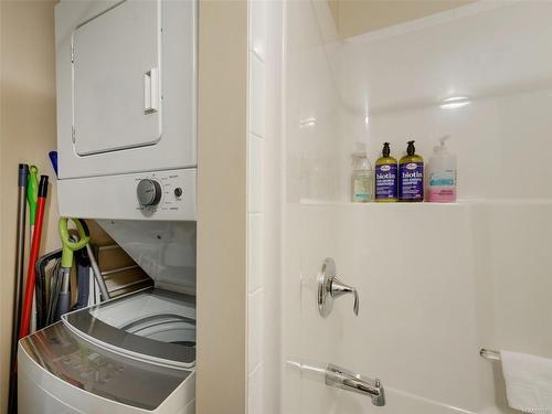 105-21 Conard St, View Royal, BC - Indoor Photo Showing Laundry Room