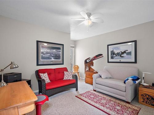 4157-2600 Ferguson Rd, Central Saanich, BC - Indoor Photo Showing Living Room