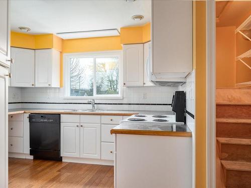 1679 Cedar Rd, Nanaimo, BC - Indoor Photo Showing Kitchen