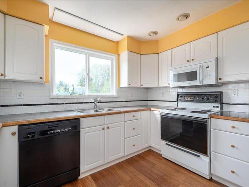 1679 Cedar Rd, Nanaimo, BC - Indoor Photo Showing Kitchen With Double Sink