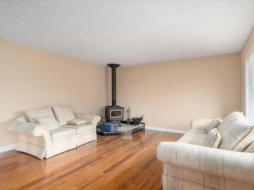 1679 Cedar Rd, Nanaimo, BC - Indoor Photo Showing Living Room