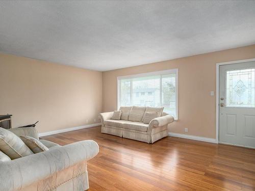 1679 Cedar Rd, Nanaimo, BC - Indoor Photo Showing Living Room