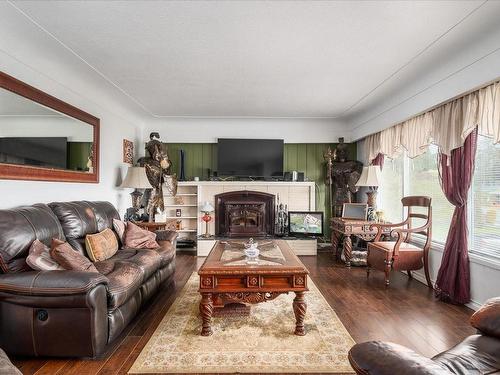 643 Beach Dr, Nanaimo, BC - Indoor Photo Showing Living Room With Fireplace