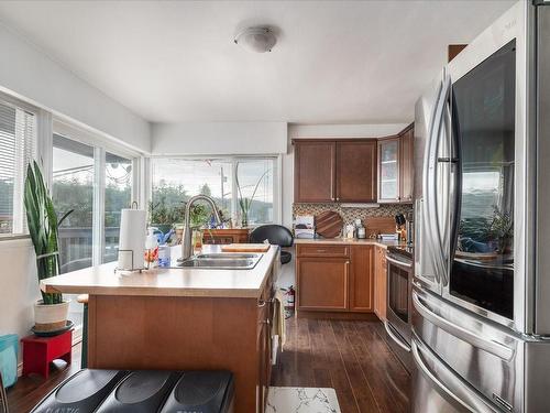 643 Beach Dr, Nanaimo, BC - Indoor Photo Showing Kitchen With Double Sink