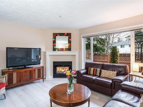 1673 Creekside Dr, Nanaimo, BC - Indoor Photo Showing Living Room With Fireplace