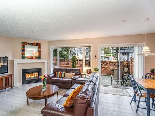 1673 Creekside Dr, Nanaimo, BC - Indoor Photo Showing Living Room With Fireplace