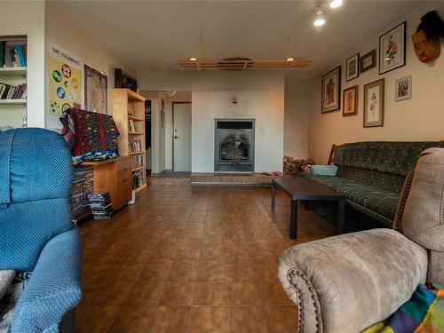 444 Blackburn Rd, Salt Spring, BC - Indoor Photo Showing Living Room