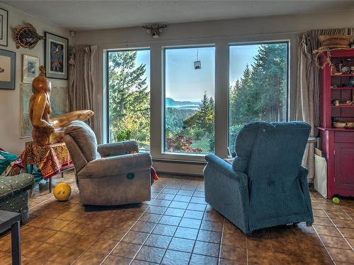 444 Blackburn Rd, Salt Spring, BC - Indoor Photo Showing Living Room