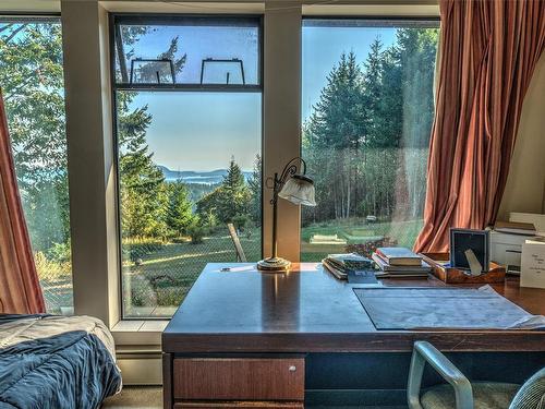 444 Blackburn Rd, Salt Spring, BC - Indoor