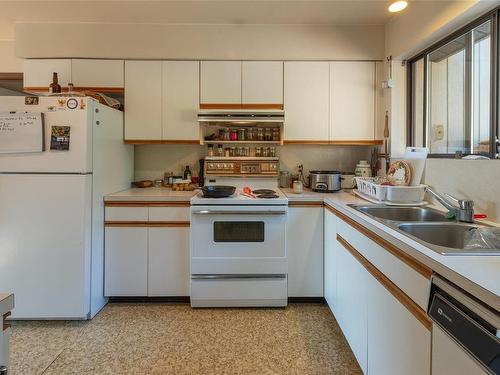 444 Blackburn Rd, Salt Spring, BC - Indoor Photo Showing Kitchen With Double Sink