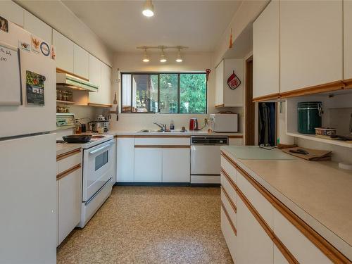 444 Blackburn Rd, Salt Spring, BC - Indoor Photo Showing Kitchen With Double Sink